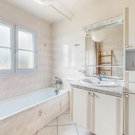 بيت للعطل 3 Bedroom In *